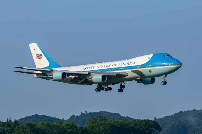 shutterstock_1312961120 Air Force One Boeing 747 on approach